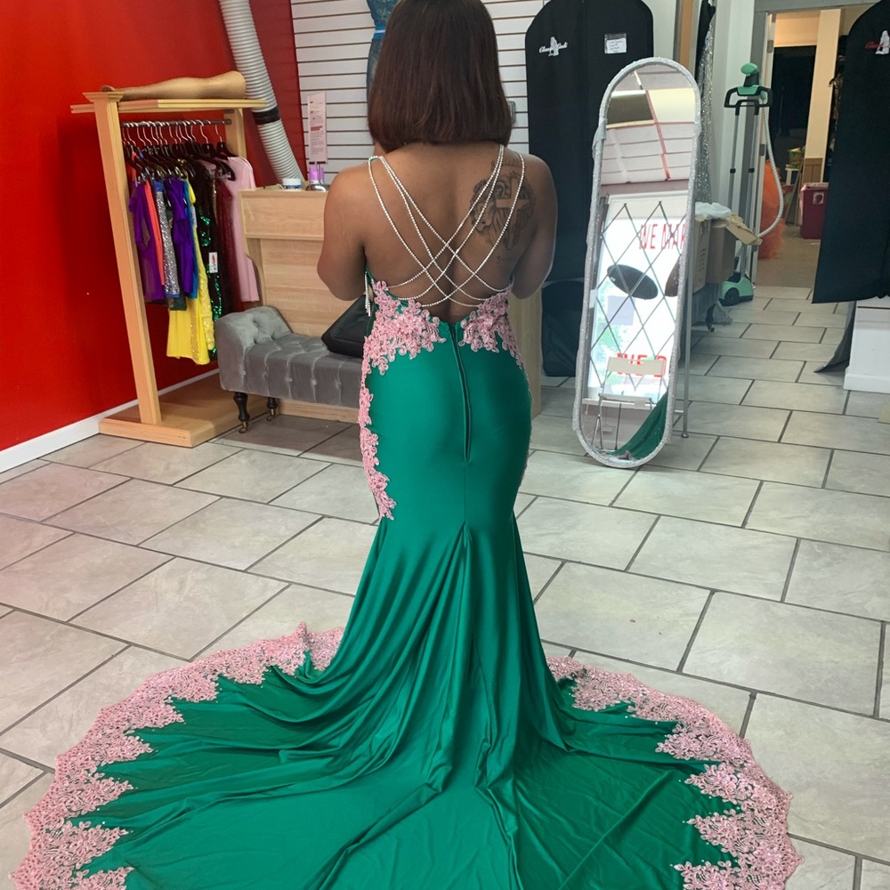 Hi, I’m selling my prom dress!